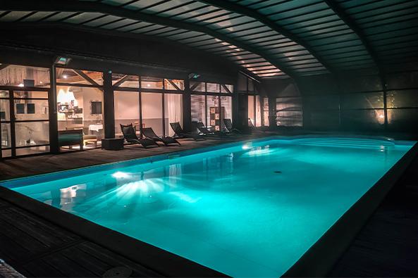 Piscine et spa ©Hôtel restaurant & spa Saint Paul