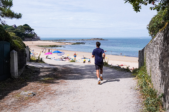 Running à la plage des Souzeaux ©Léa Filisetti